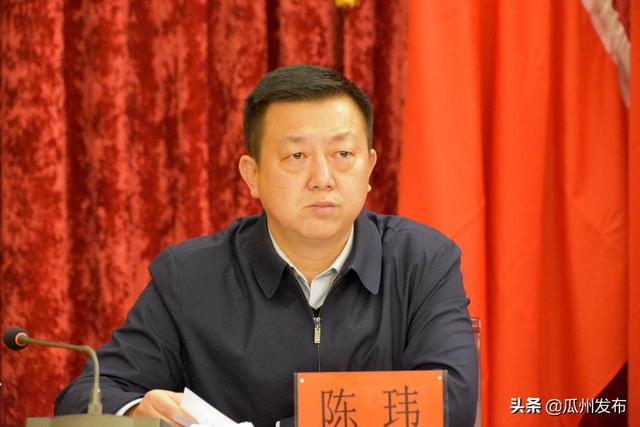 县委常委,县委办主任陈玮宣读《瓜州县推动高质量发展激励和惩戒15条