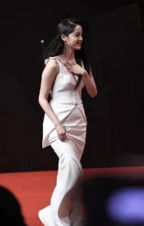 19岁欧阳娜娜发育过猛穿吊带裙大秀好身材肚子赘肉太亮眼