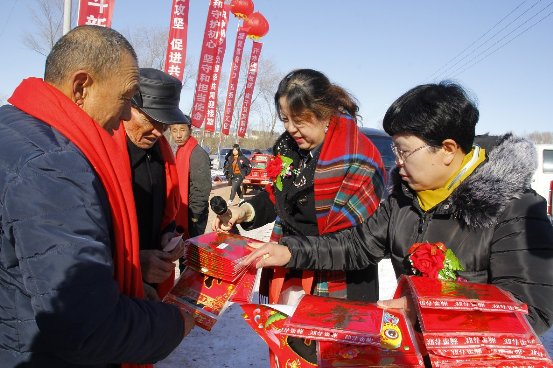 李琳公益慈善基金会开展献爱心公益行大型新春送温暖活动