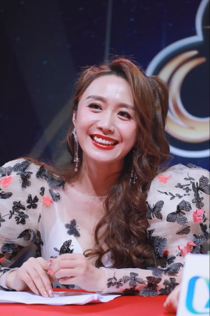 广东广播电视台著名节目主持人,节目策划人——泽榆姐姐(左)首届国际