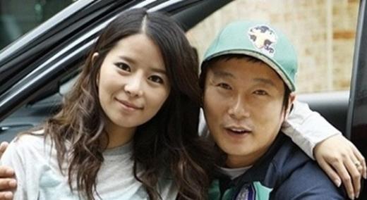 李秀根被老婆喊大叔苦追小12岁娇妻半年曾花3亿用于非法赌博