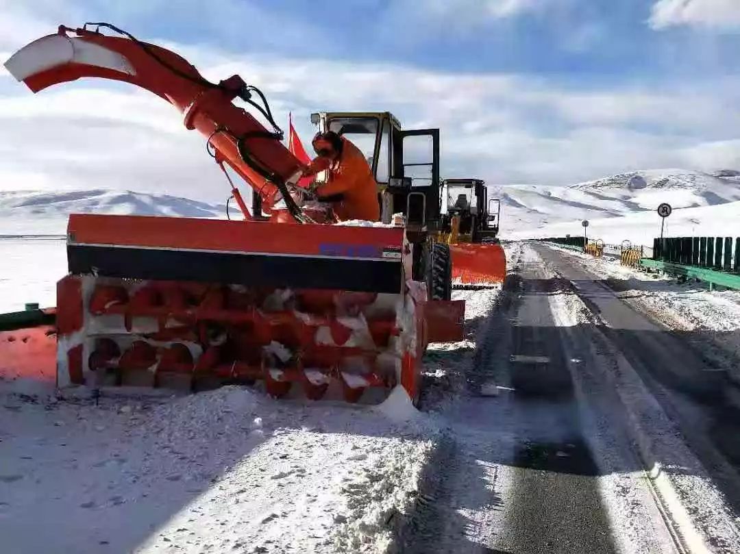 花石峽段實戰檢驗新增多功能清雪車應用效果