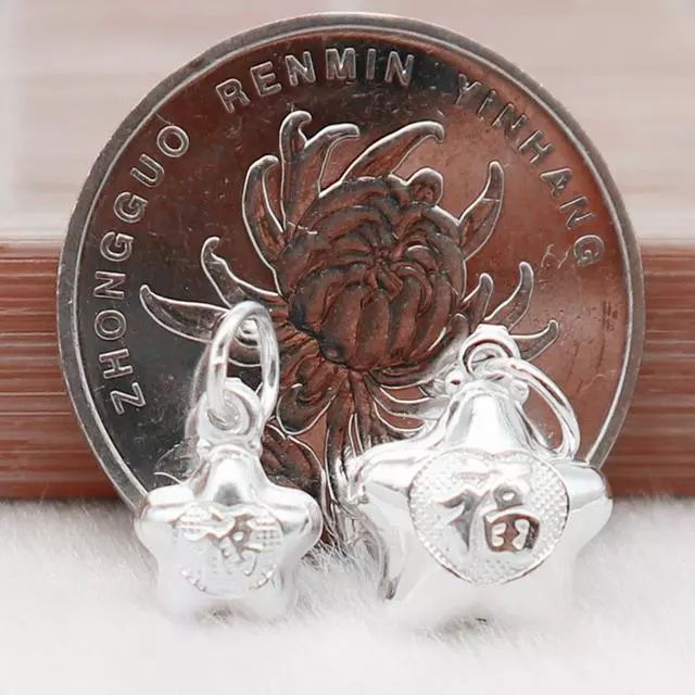 四,从颜色上分辨,银的纯度越高银色就越洁白,银子或首饰表面看上去