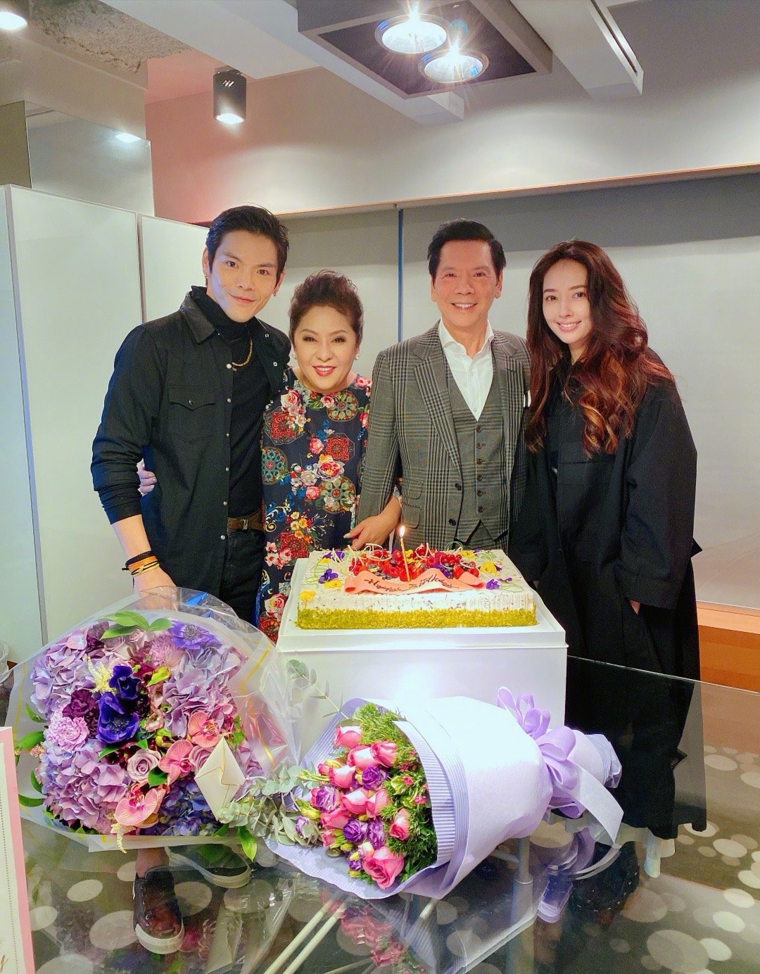 原创向佐晒一家四口合照妈妈穿花衣喜庆郭碧婷宽松打扮疑似怀孕