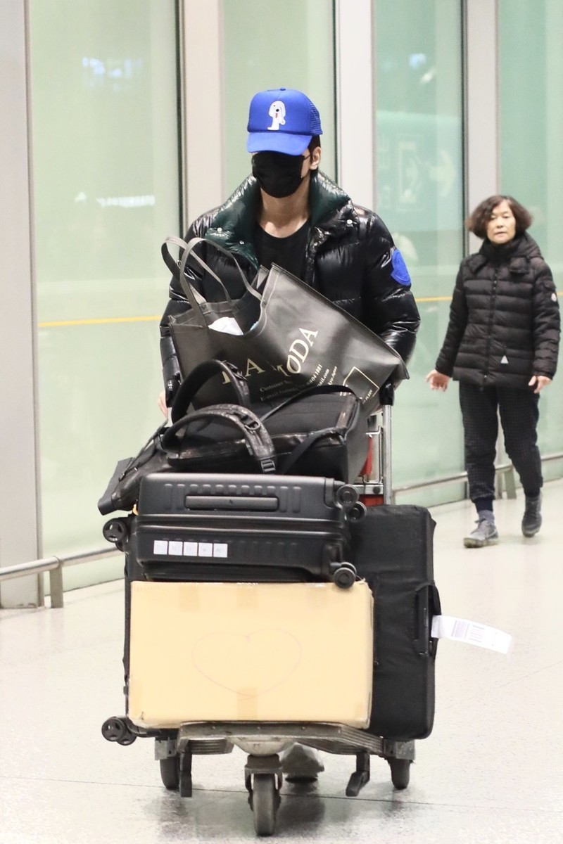 言承旭现身机场,羽绒服配运动裤,43岁穿出活力少年气质