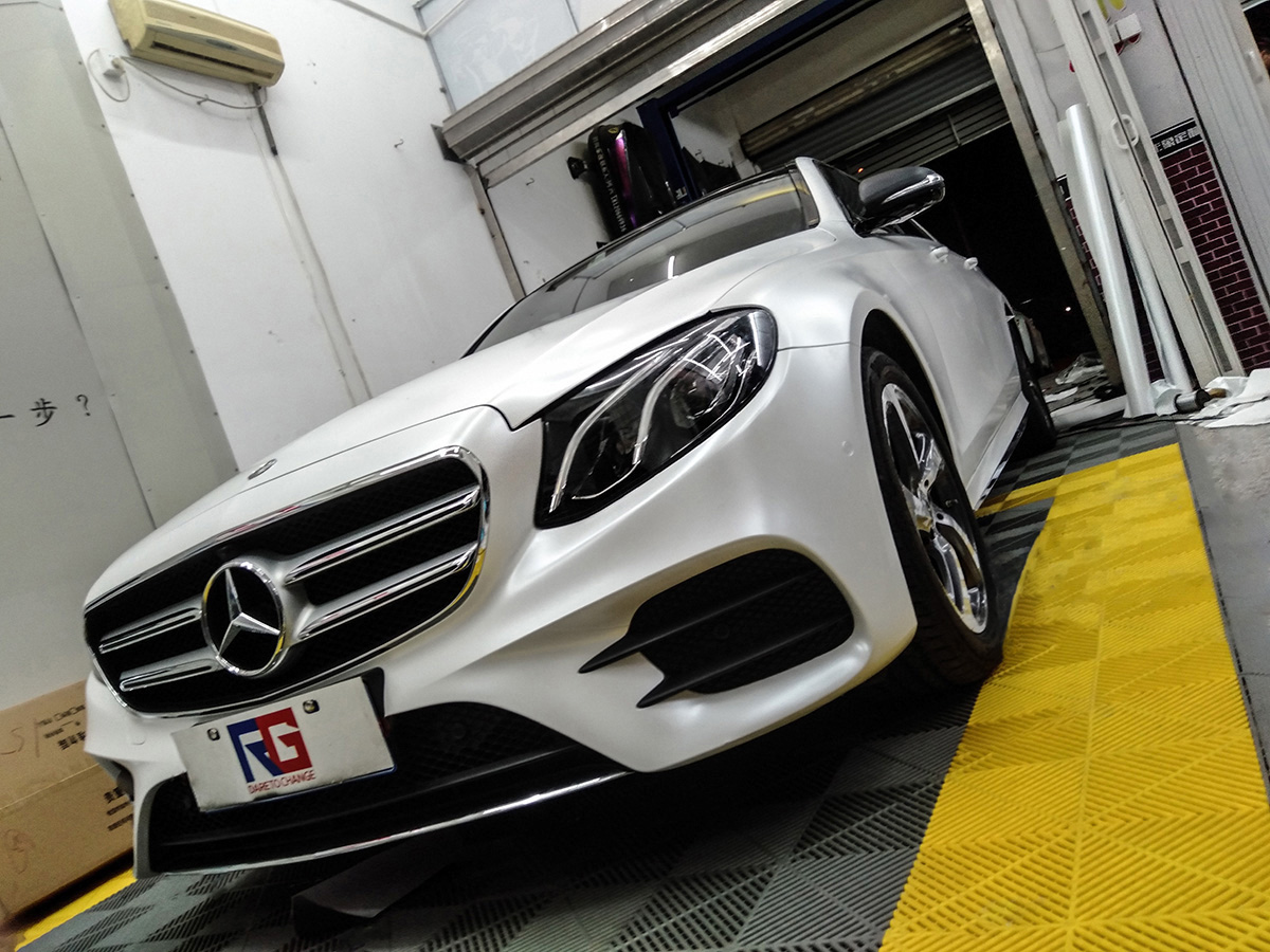 车贴膜,小编今天给大家推出的是全网最新的奔驰e300l车身改色膜电光白