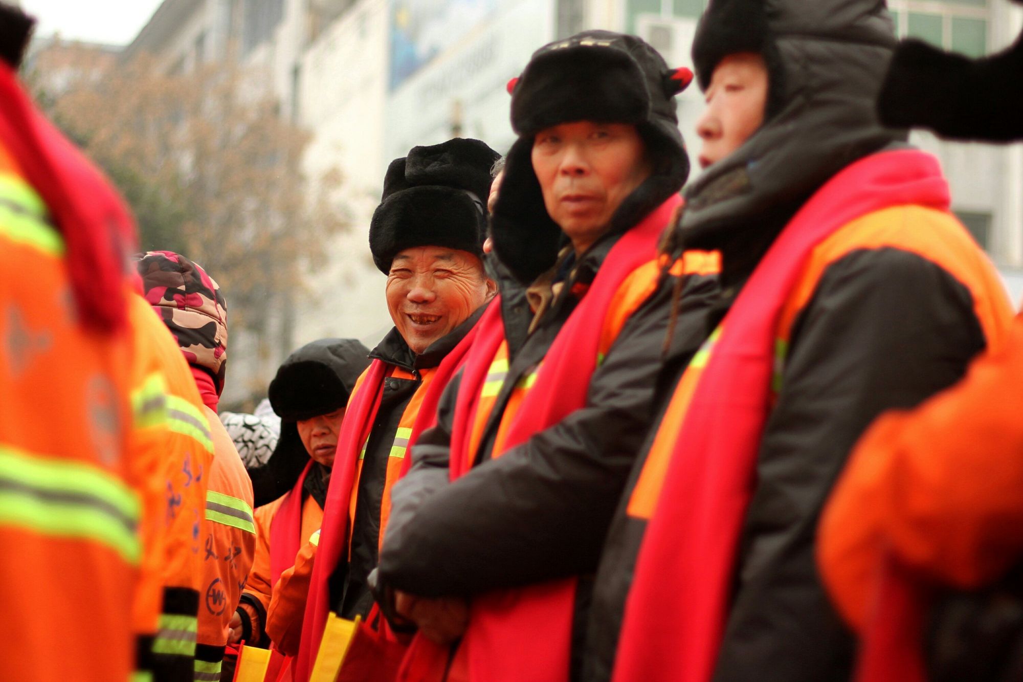 巩义市暖心志愿者寒冬送温暖 关爱贫困老人和环卫工