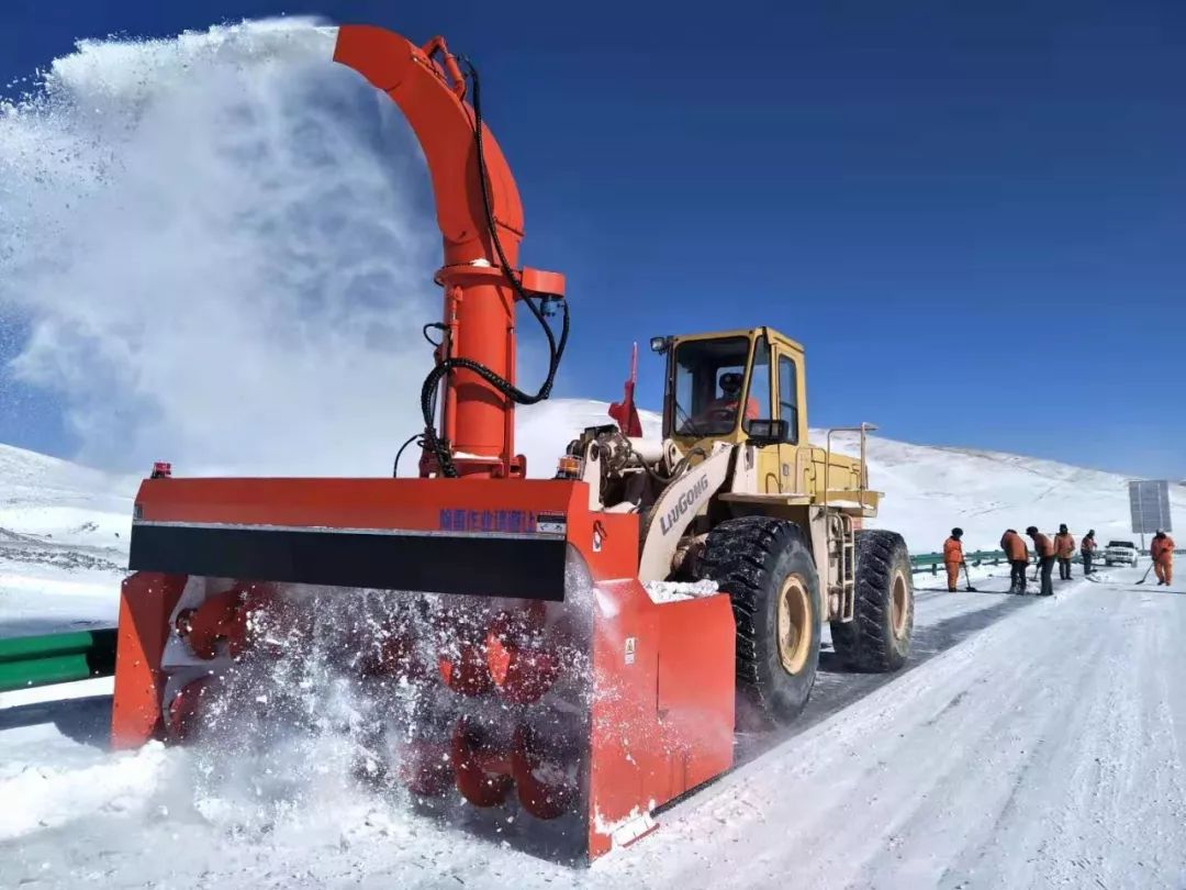 花石峽段實戰檢驗新增多功能清雪車應用效果