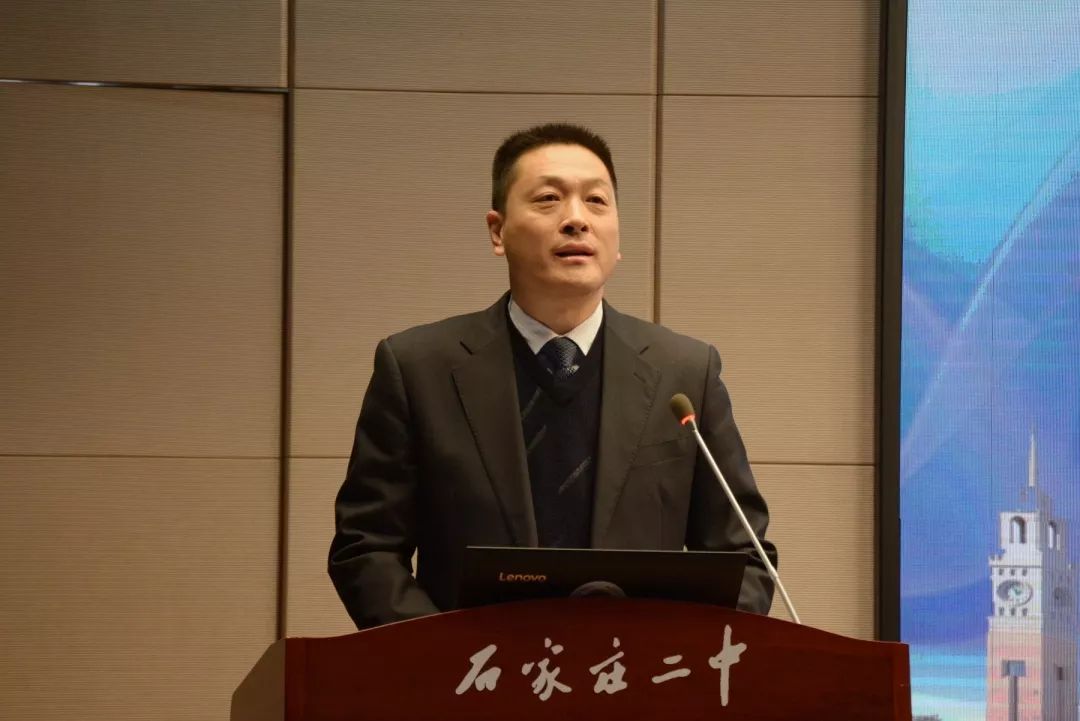 圆桌论坛环节由《河北青年报 》编委会委员张玉锦