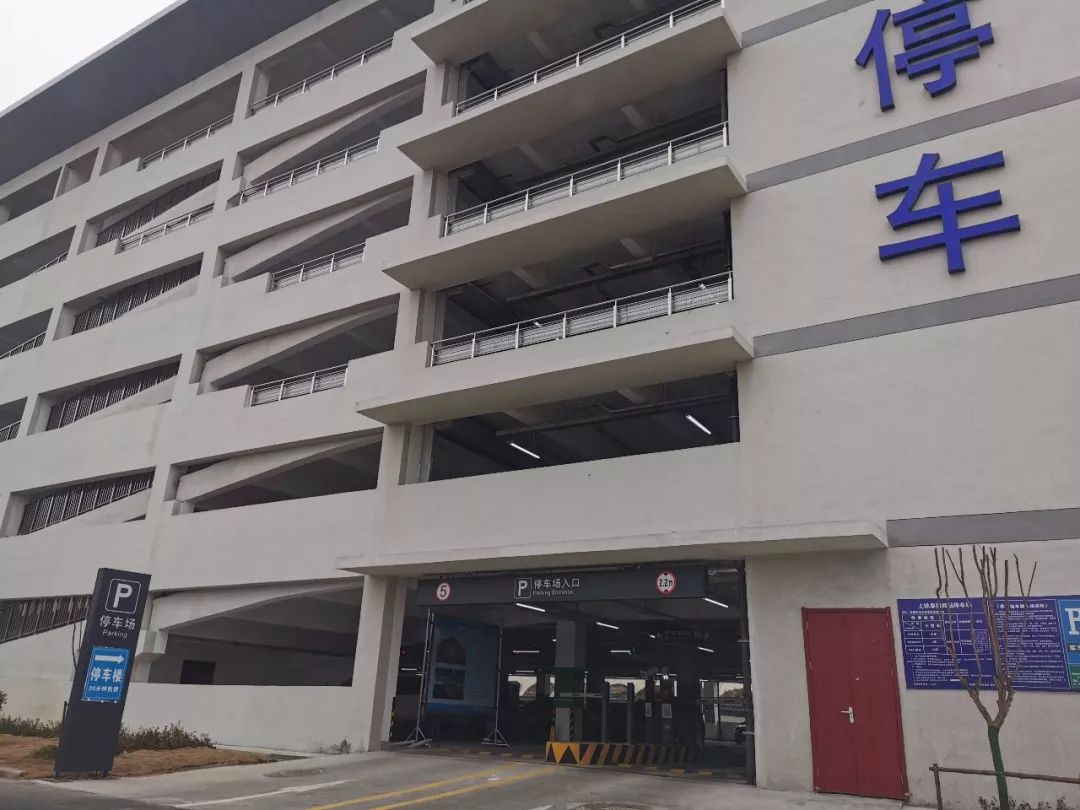 这事怨谁昨晚高铁西站停车楼市民堵了一个小时才出去