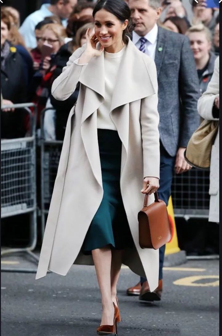 英国哈里王子和梅根王妃宣布,他们将告别英国王室高级成员身份,一家三