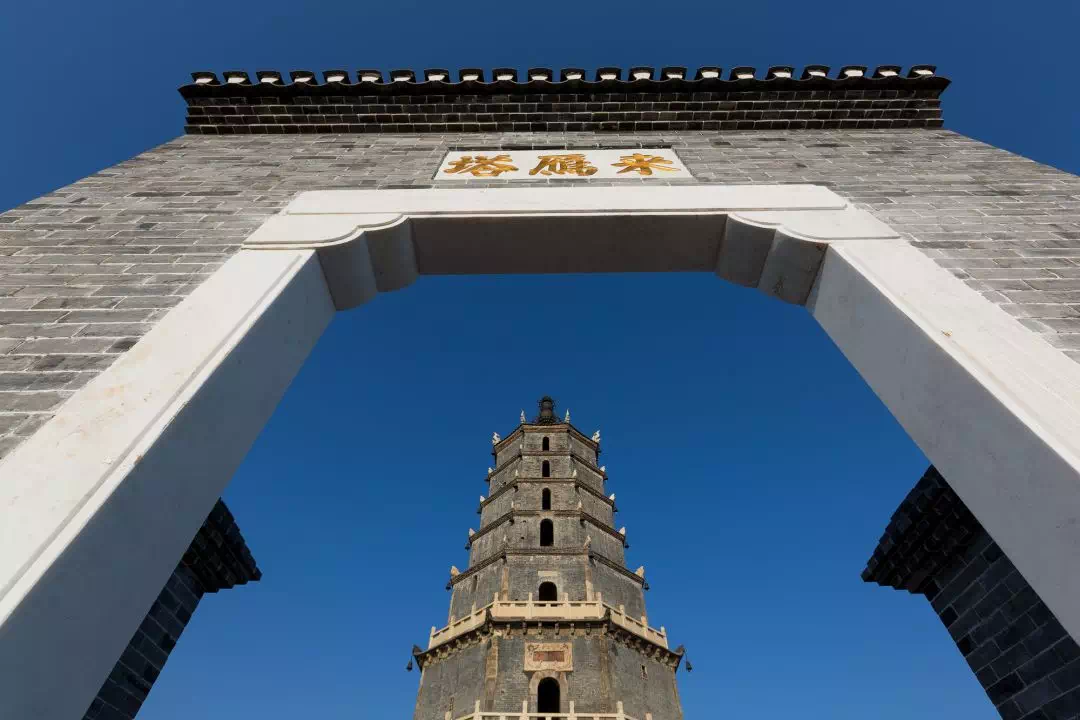 透过山门,来雁塔与石鼓书院遥相对望,隔空呢喃,雁城