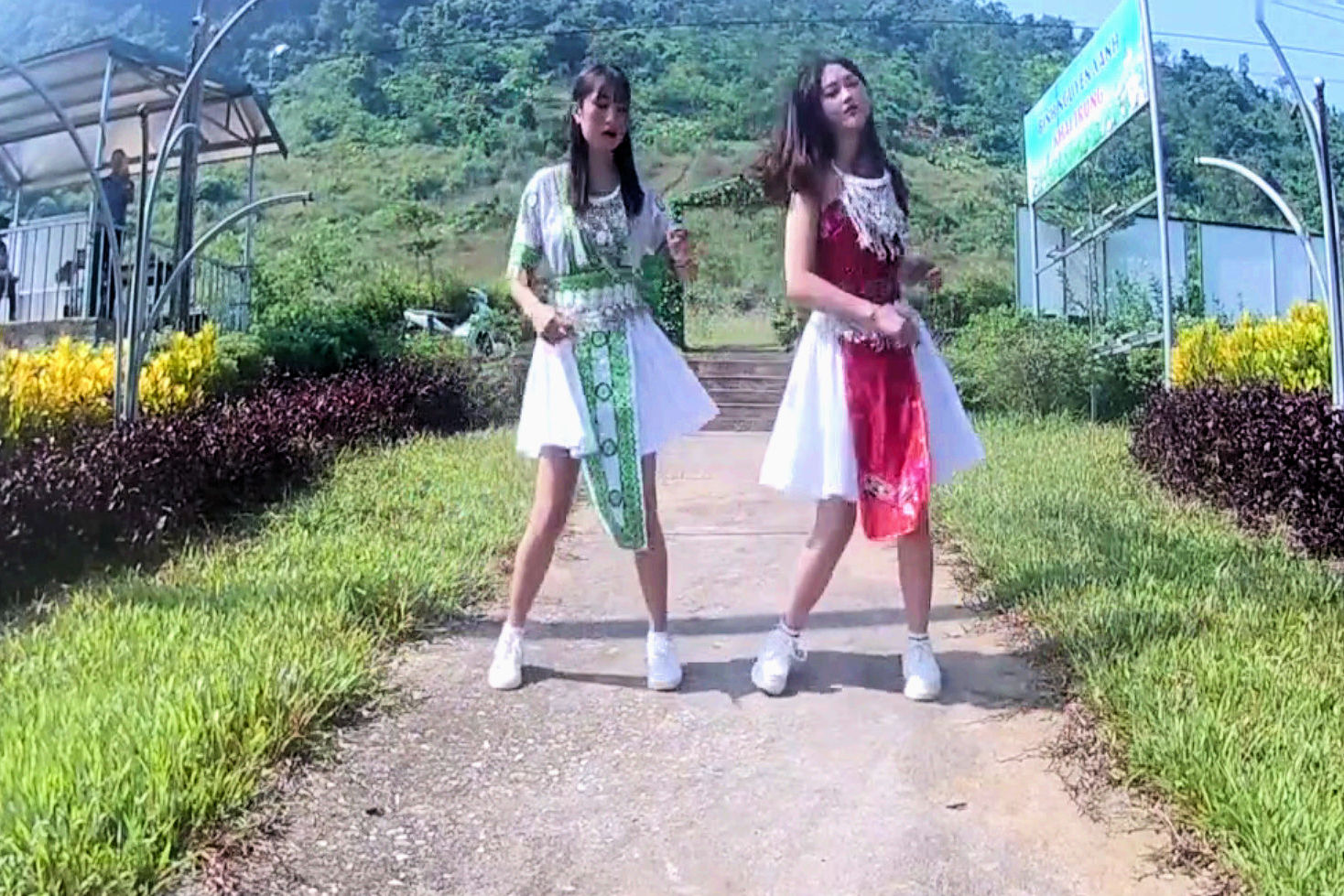 越南苗族姑娘,在公园里跳舞,舞姿优美好看