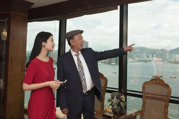 他资产千亿,曾超李超人成亚洲首富,今90岁和女伴同出酒店_吕志和