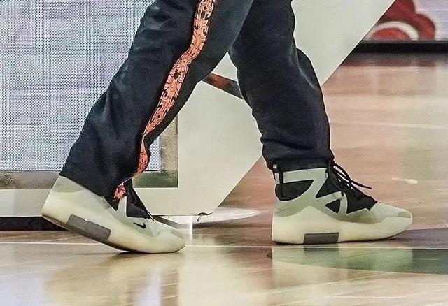 易建联全明星赛上脚airfog1新配色下月发售