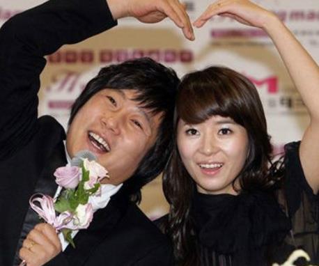 李秀根被老婆喊大叔苦追小12岁娇妻半年曾花3亿用于非法赌博