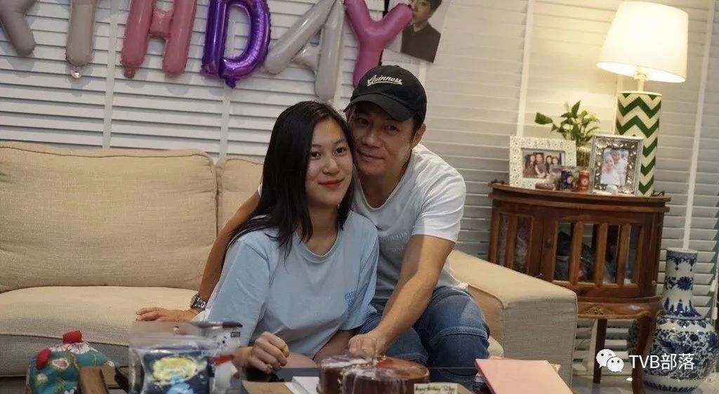张兆辉跟女儿卓姿感情要好.