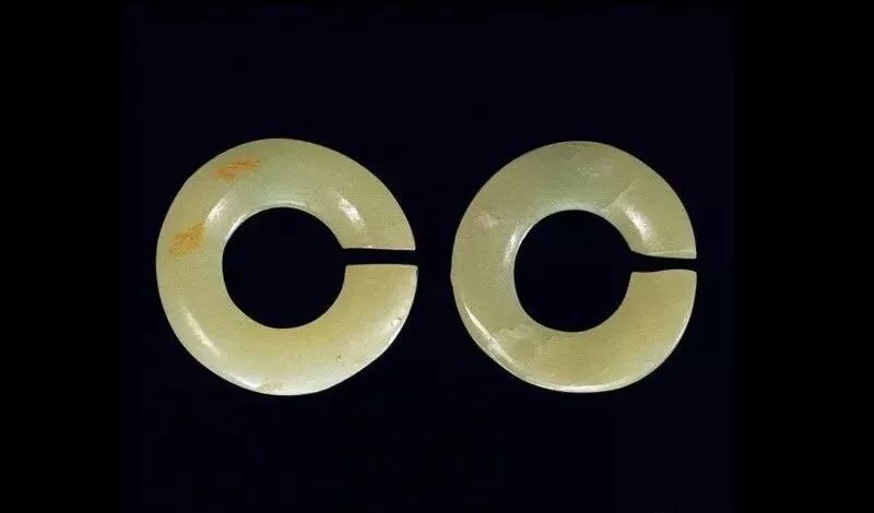 玉玦产生于新石器时代早期,造型多作椭圆形和圆形断面的带缺环形体