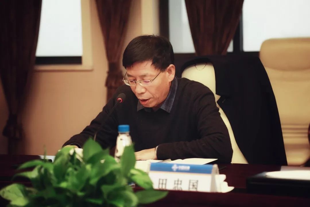 部长,人力资源部副总经理高剑宣读任职决定,郭主龙任中交路建党委书记