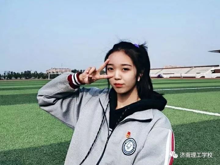 18级电子商务2班团支书 何林轩