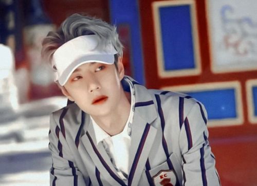 本以为肖战"银发"很帅了,当看到王一博的,网友:商量好的?