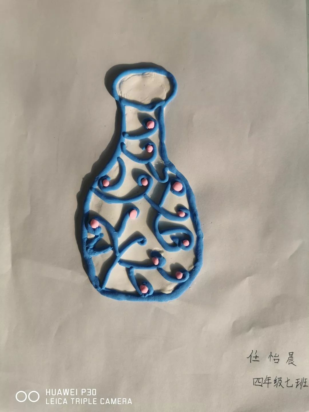 队员们欣赏学习后便开始用彩泥或画笔动手制作描绘把对美好生活的
