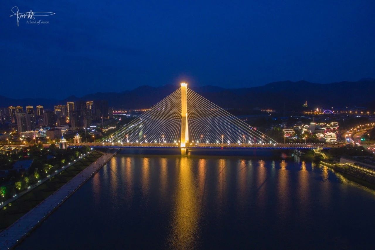 原创南明湖上有一座斜拉桥,是丽水的标志性建筑之一