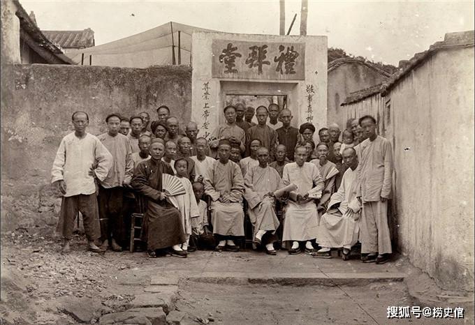 晚清福建乡村,村子门像小城门,乡绅与村民合影-搜狐大视野-搜狐新闻
