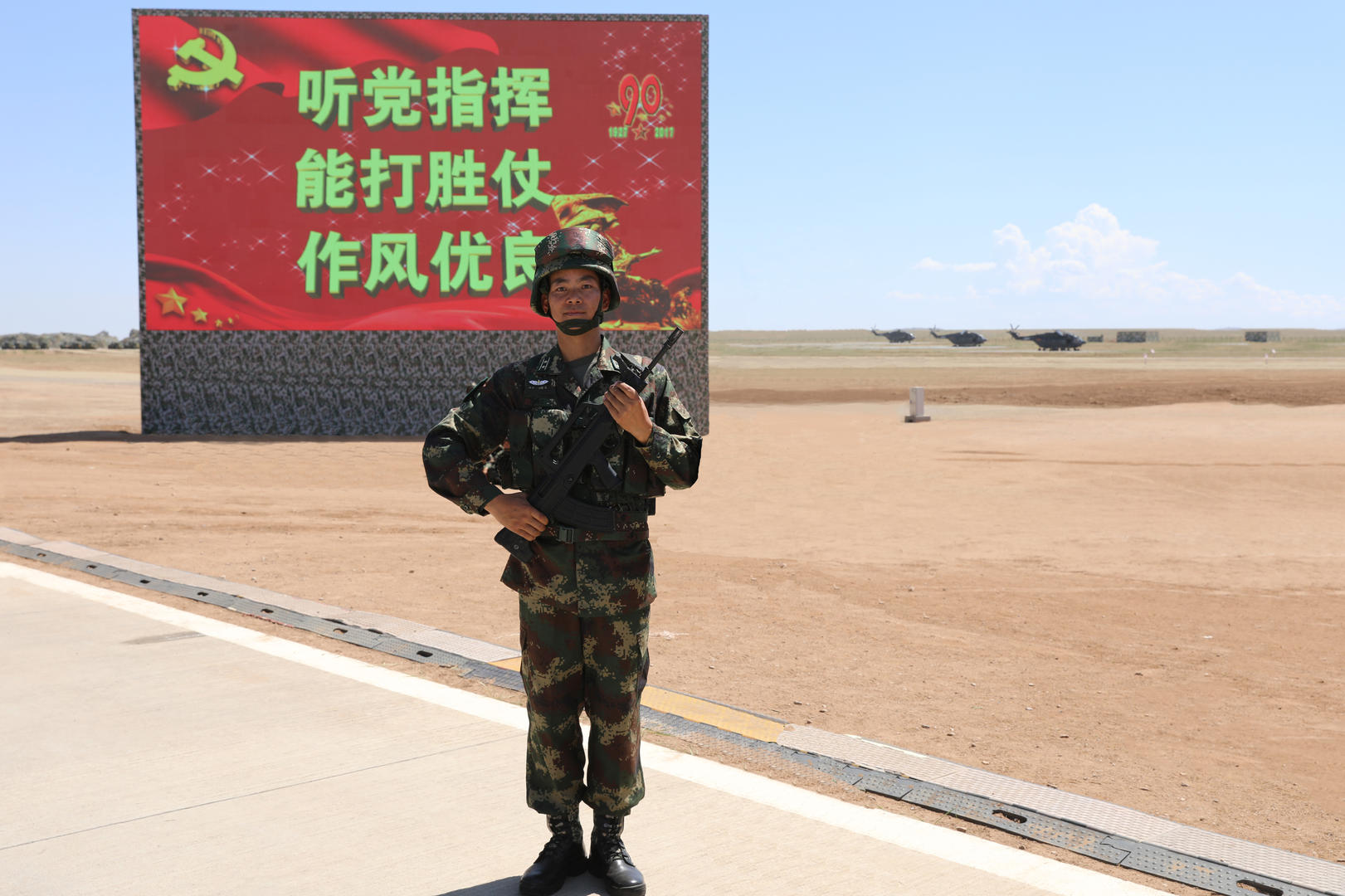 泪奔火箭军军官突发疾病倒在战位生前参与发射导弹45发