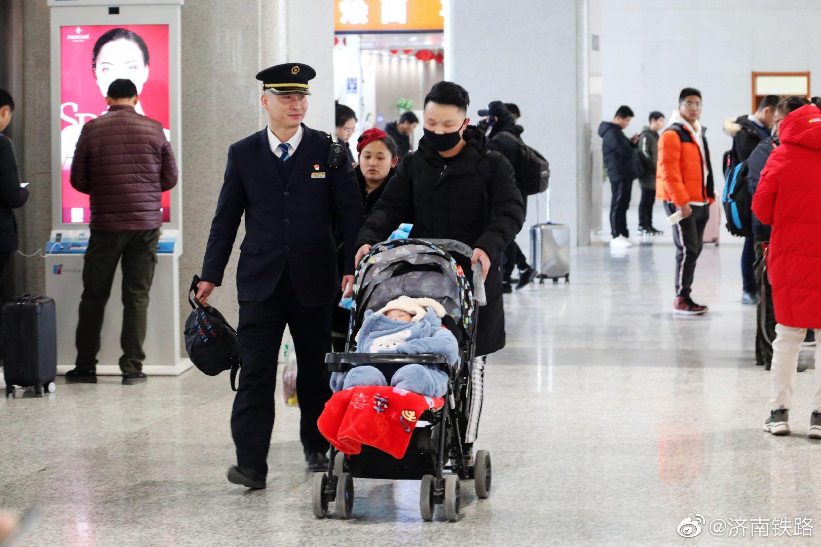 2020铁路春运# @聊城火车站 @菏泽火车站 工作人员积极为旅客服务
