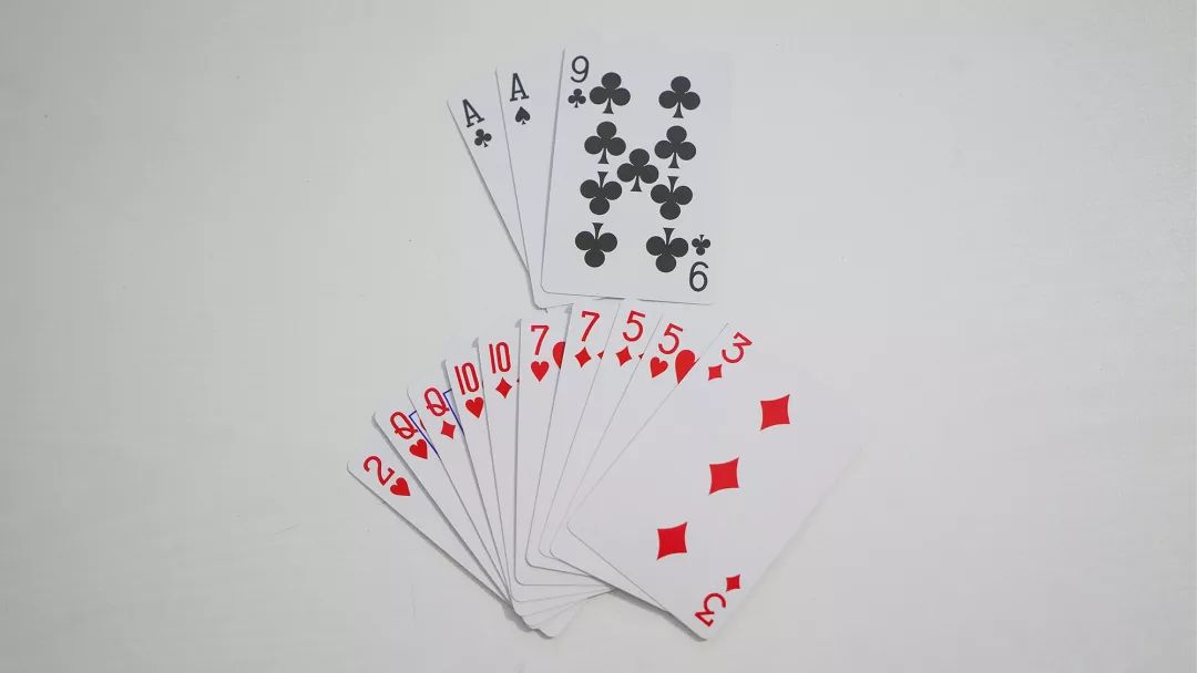 规则——①红牌先出,黑牌后出②双方是明牌来进行,都知道彼此手中的牌