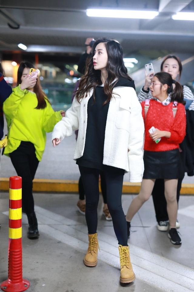 杨颖没有了滤镜后憔悴好多但人不服老穿学生装看着还很显小