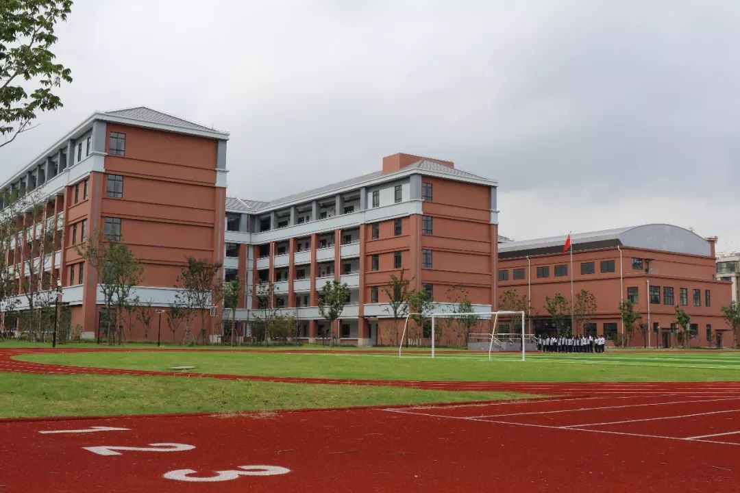 上海市王港中学唐镇中学是一所公办初中,也是浦东历史最悠久的中学,现