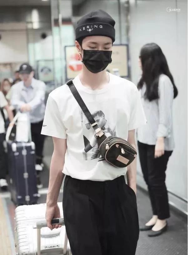 王一博一个包能背两年看到包现在啥样粉丝纷纷直呼家里