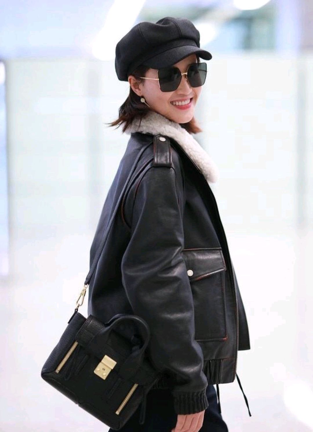蓝盈莹的穿搭很有技巧毛领黑色皮衣搭配黑色高腰裤时尚又帅气