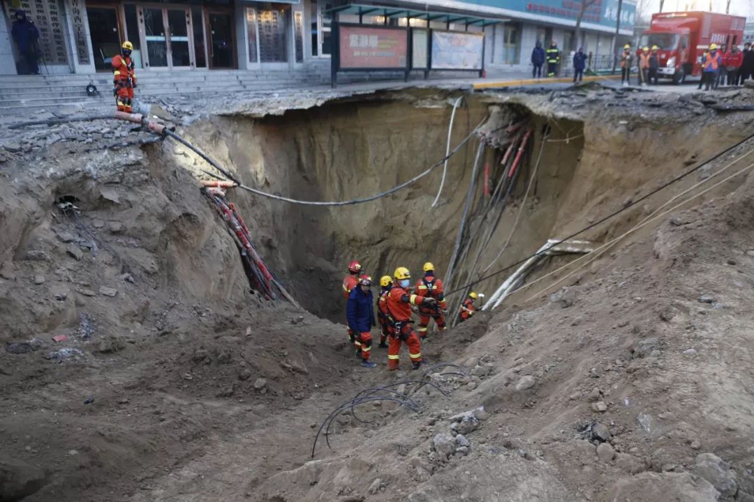 青海省城区发生路面塌陷事故!