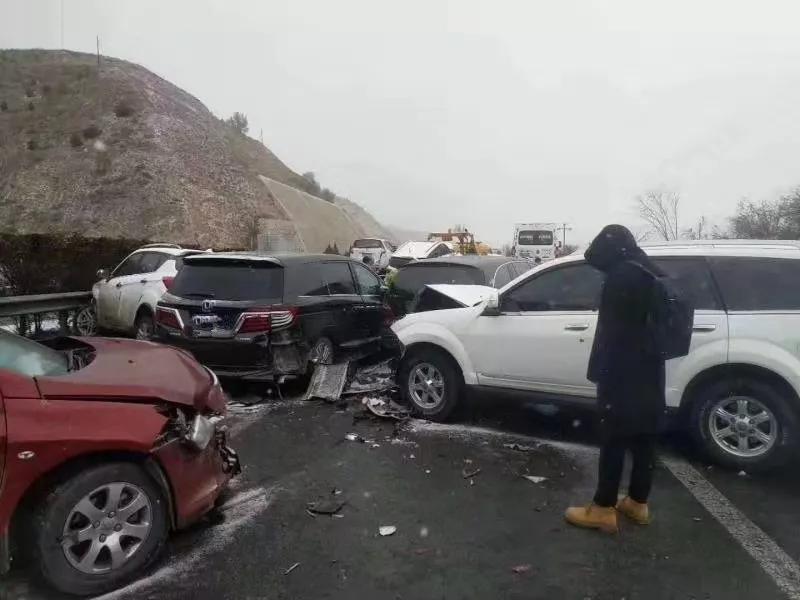 央视直击:青兰高速突发连环车祸,数十辆车追尾!