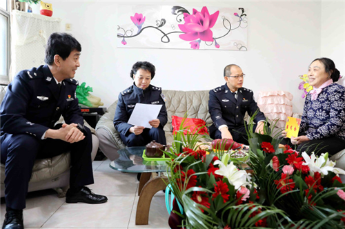 在乐陵因公牺牲民警王俊杰家中,李祝群同志关切询问了其遗属李洪娥的