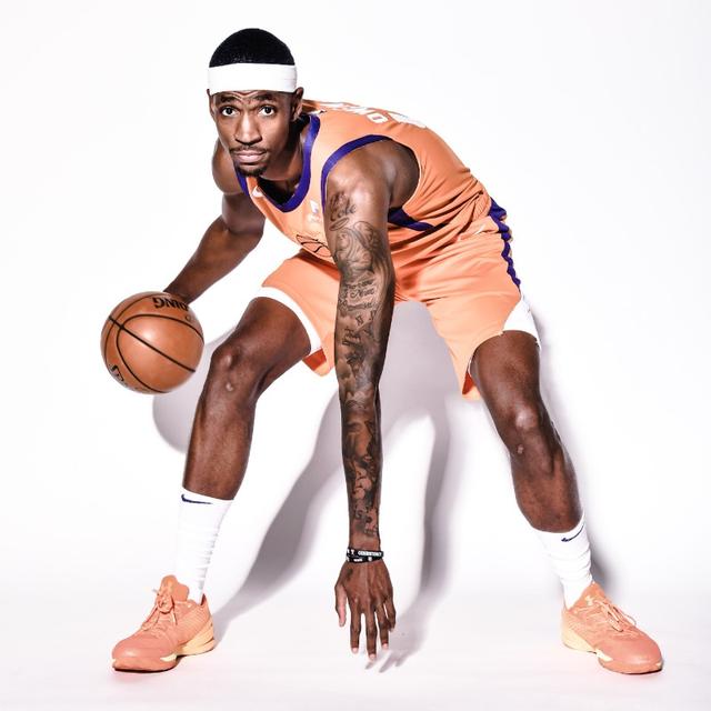 太阳官推晒出塔里克欧文斯定妆照并向其表示欢迎