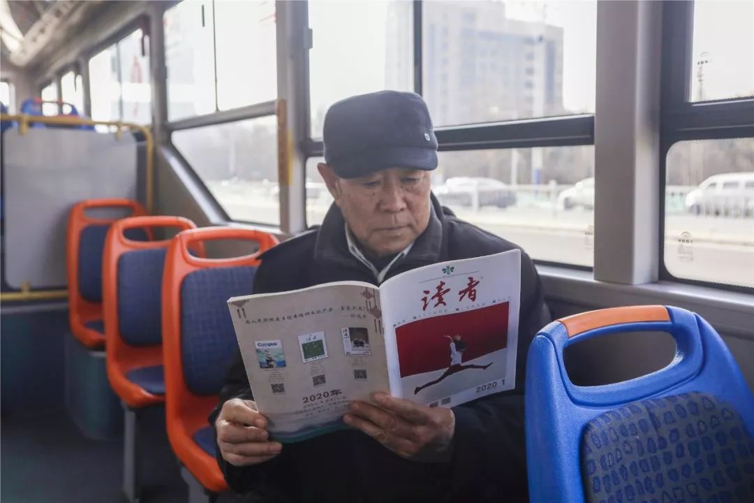 烟台一路书香流动驿站启动公交车上也能读书啦