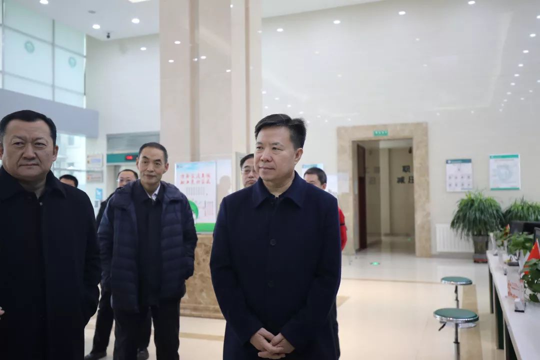 公司党委委员副总经理总经济师侯生明到乌海电业局检查慰问