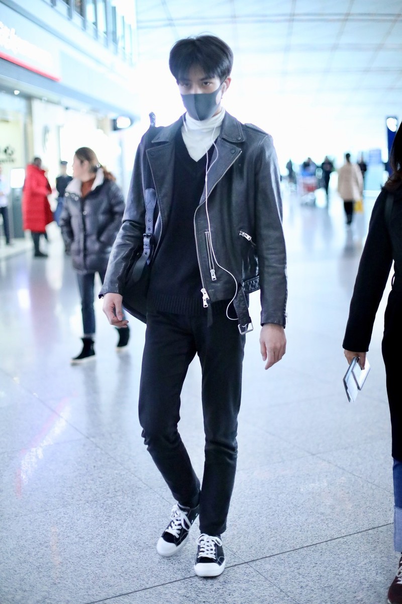 宋威龙全黑look走机场黑色卫衣休闲宽松穿运动裤秀大长腿