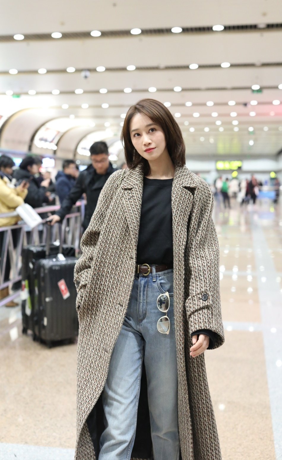 蓝盈莹的穿搭很有技巧毛领黑色皮衣搭配黑色高腰裤时尚又帅气