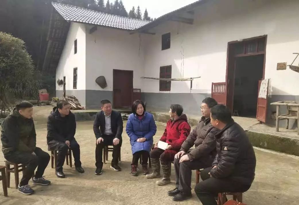 市人大常委会副主任易斌走访慰问贫困户