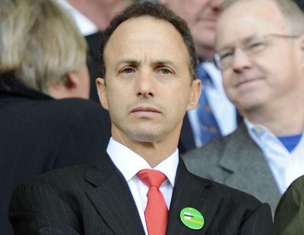 戴夫-法洛斯是球探部门的领导,负责起草初步的引援名单;巴里-亨特是