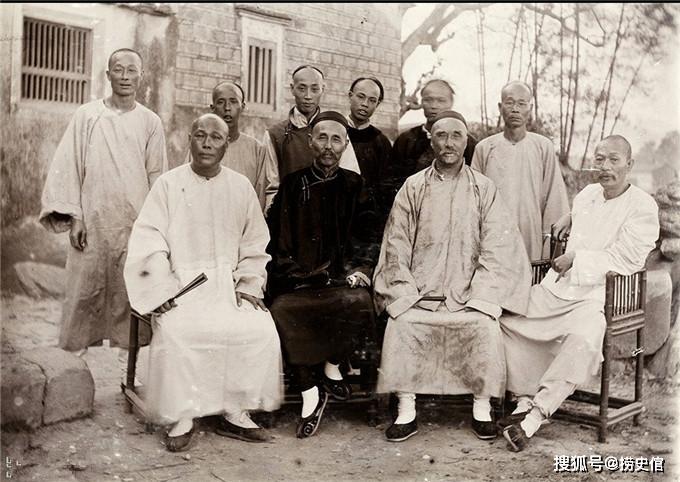 晚清福建乡村,村子门像小城门,乡绅与村民合影-搜狐大视野-搜狐新闻