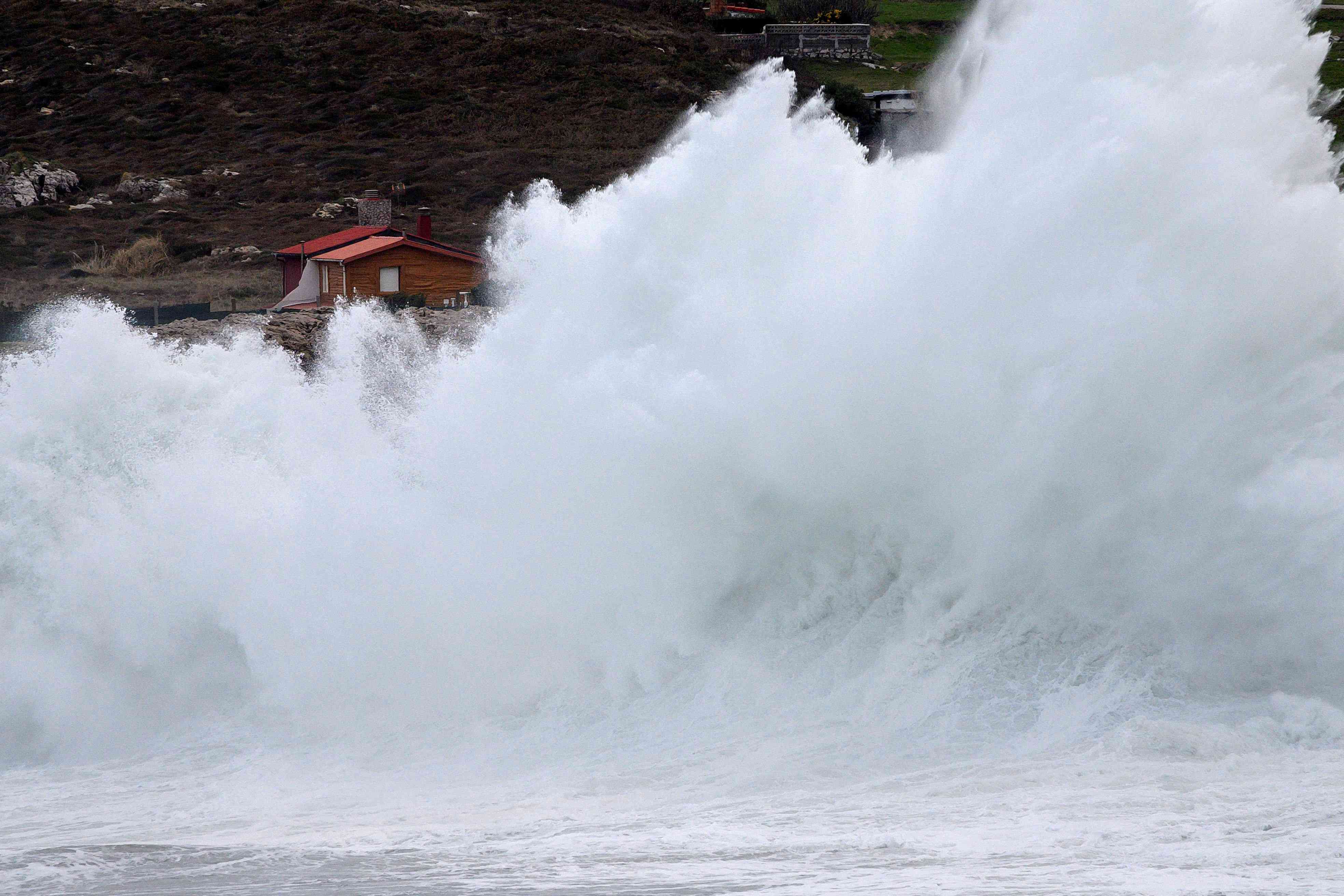 西班牙北部海域掀起巨浪 惊涛拍岸场面壮观