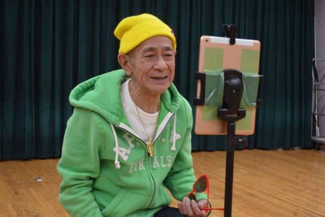日本66岁老爷爷火爆抖音学年轻人喝奶茶敲架子鼓