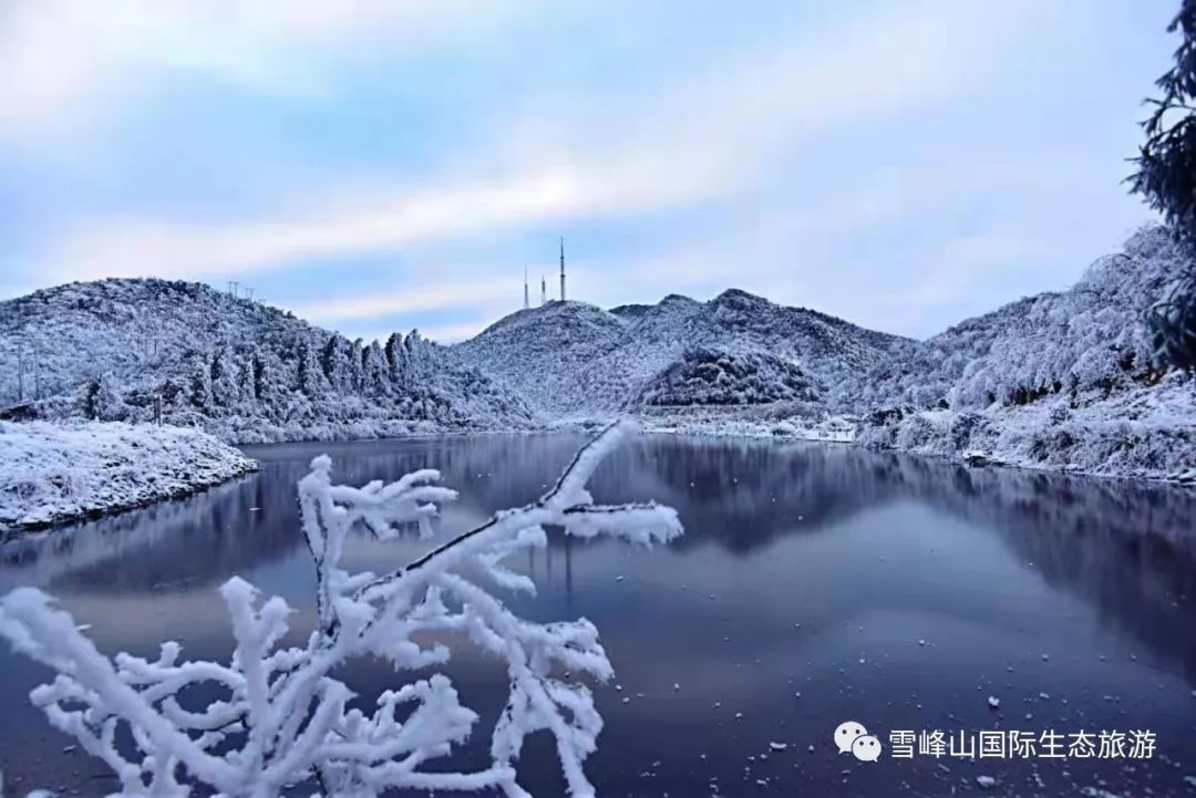 东山峰雪景图片