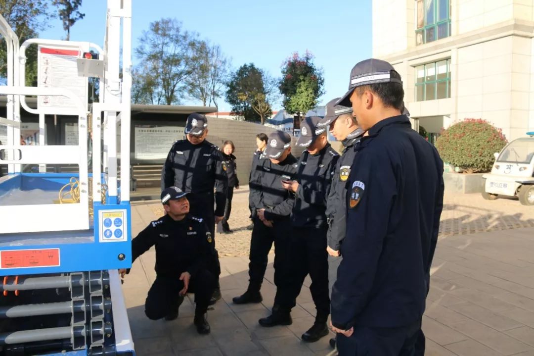 手銬,催淚噴射器,警棍,對講機,執法記錄儀,金屬探測儀,警用強光手電